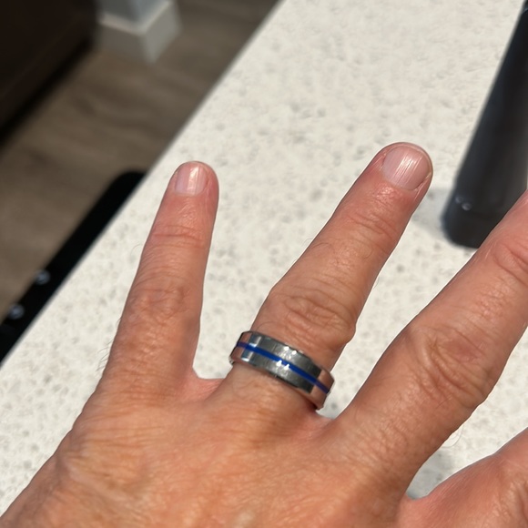 Great looking 8mm stainless steel ring - Picture 3 of 5